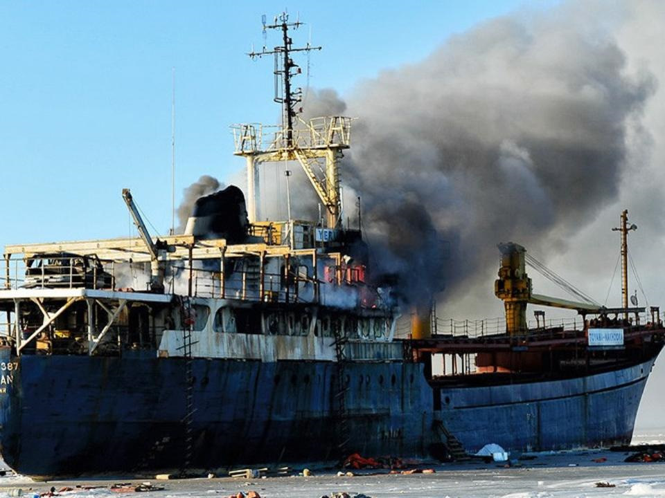 Vladivostok судно. Еруслан судно Владивосток. Еруслан корабль. Корабль Амур Владивосток. Теплоход Еруслан.