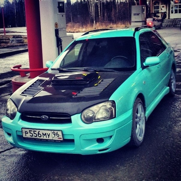 Бирюзовая Subaru Impreza WRX