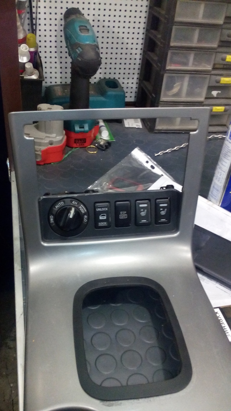 зарезали дыру под экран — Nissan Pathfinder (3G)