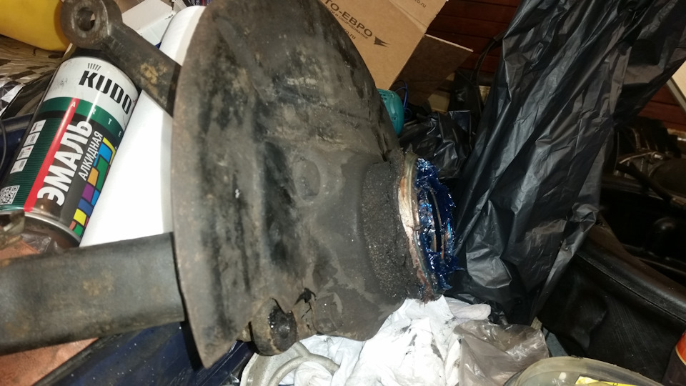 Ступица уперлась в пыльник на кулаке, по деформации пыльника сразу стала понятна причина клина колеса, причину читайте в конце поста — Chevrolet Niva (1G)