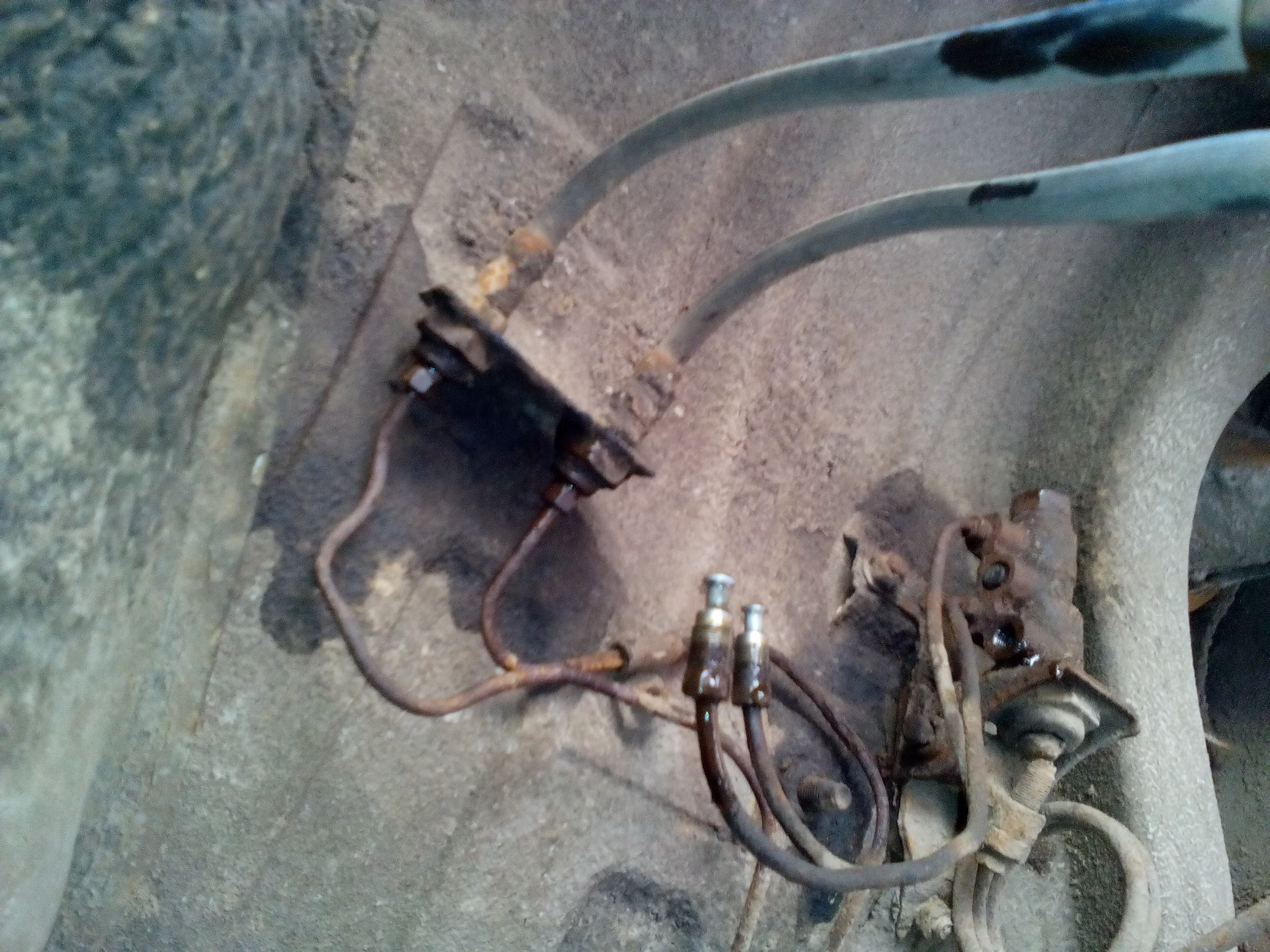 Щит переднего тормоза иж 2126 2126-3501020-05. Тормозные трубки ода 2126. Тормозной шланг иж 2126 передний. Иж ода 2126 задний тормозной шланг. Иж ода 2126 задний тормозной шланг.