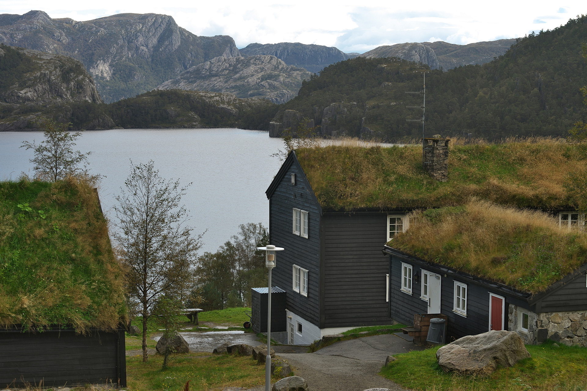 Домик в норвегии. Норвегия деревня Гаупна. Норвегия, скала, поселок. Деревня Маура Норвегия. Дом в Норвегии с видом на фьорды.