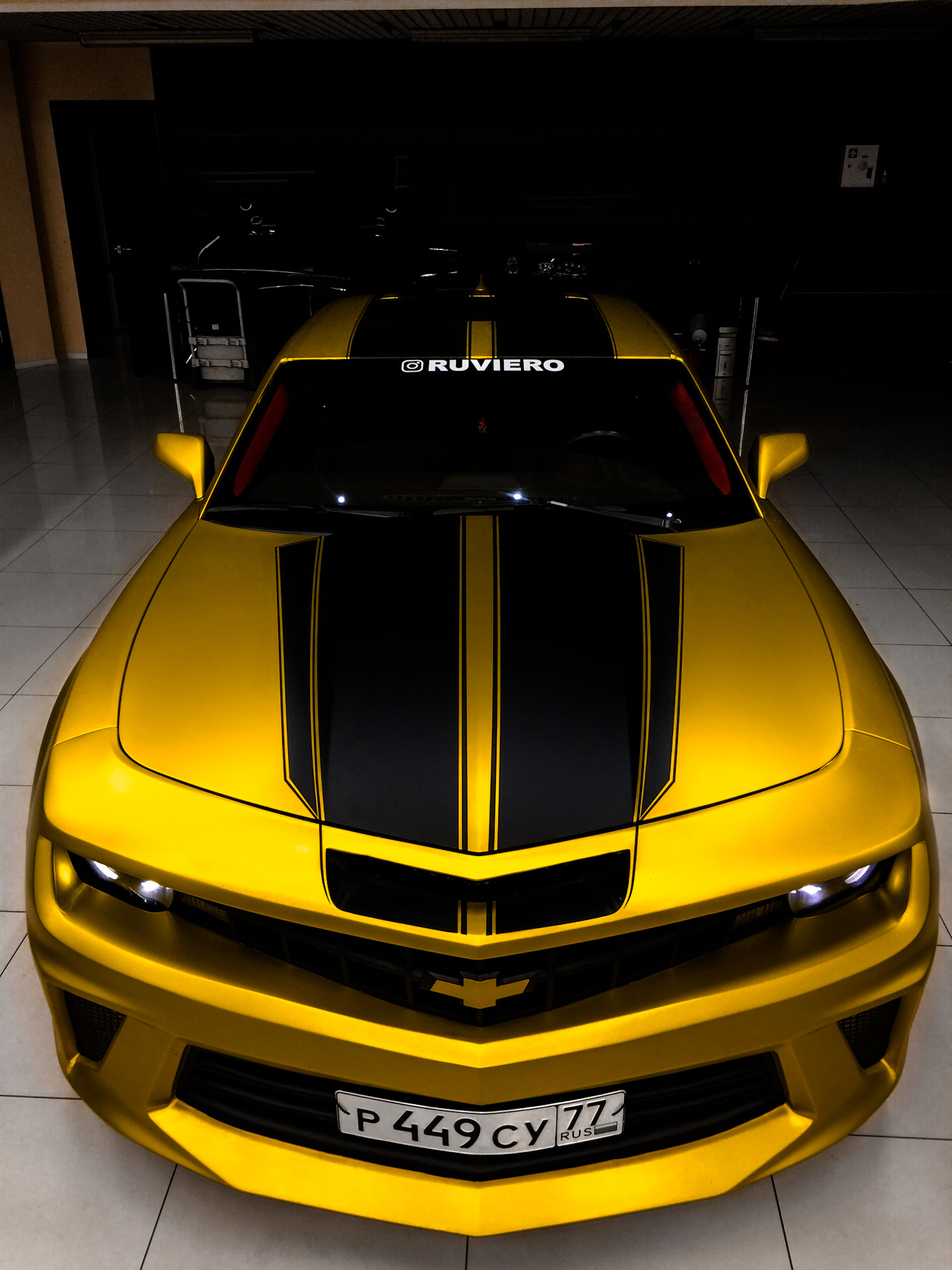 Машина с черными полосками. Шевроле Камаро Золотая. Шевроле Камаро желтая. Шевроле Камаро черно желтая. Chevrolet Camaro желтый.