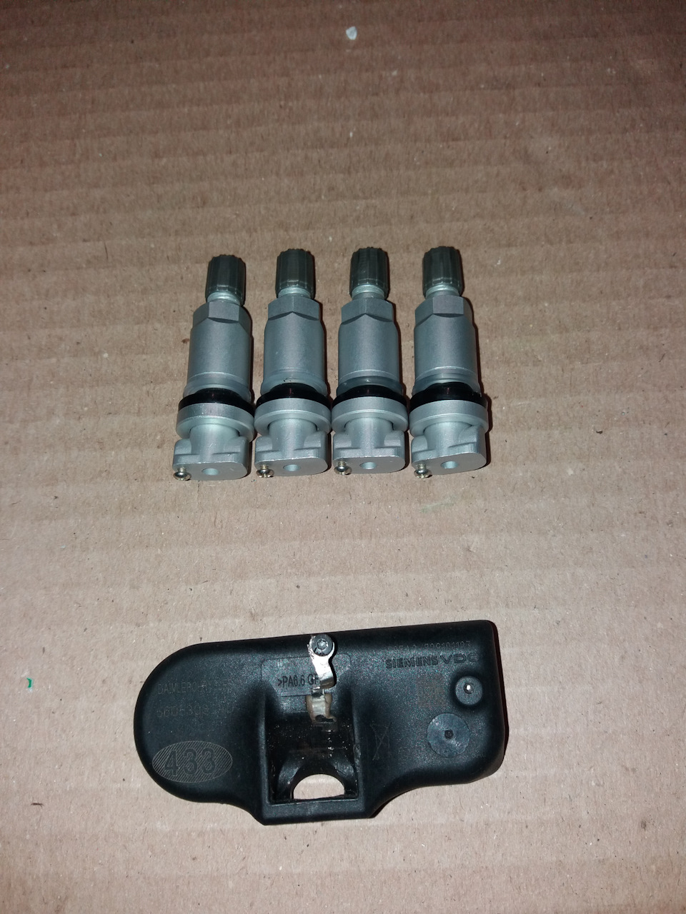 замена штуцера датчика давления шин — Dodge Caravan V, 3,3 л, 2010 года ...