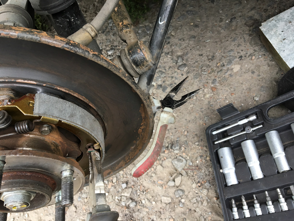 чтобы стрелы не убегали при попытках просунуть их через скобы, с одновременными потугами поймать их пасатижами, с обратной стороны ступицы, следует чем-то поджать стрелы, в моём случае это была такая хрень! — KIA Sorento (2G)