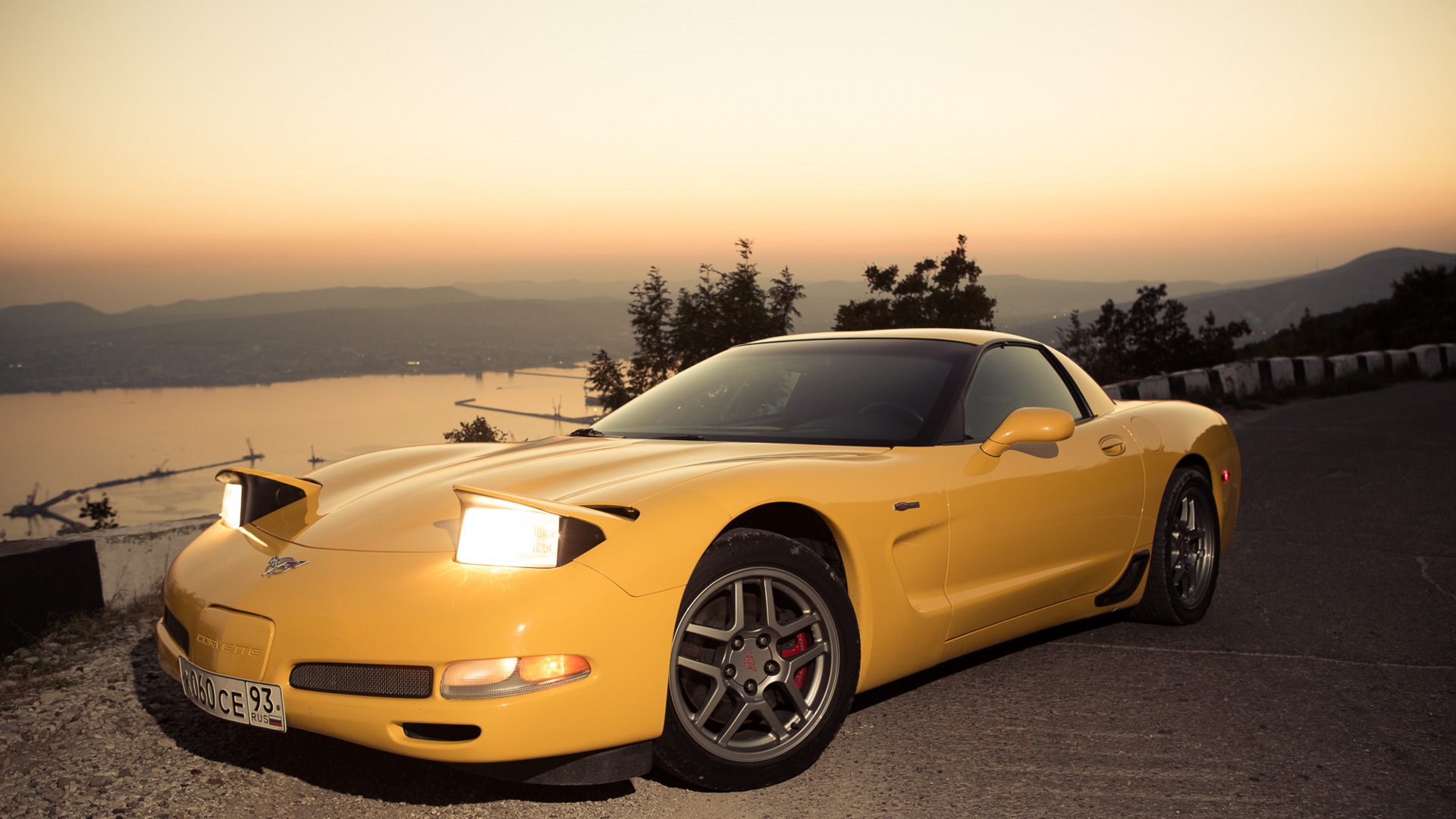 Chevrolet Corvette c6 желтая на обоях