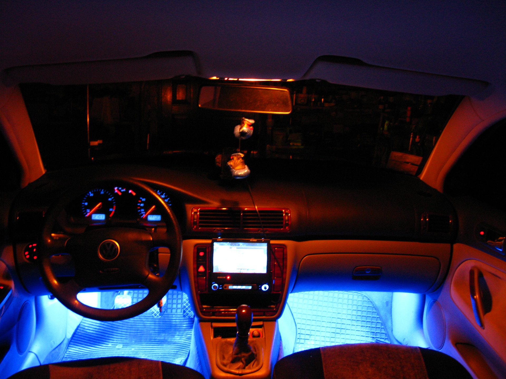Подсветить 5. Passat b5 подсветка салона. Светодиодная подсветка салона Volkswagen Passat b5. Подсветка салона е60. Подсветка салона Пассат б6.