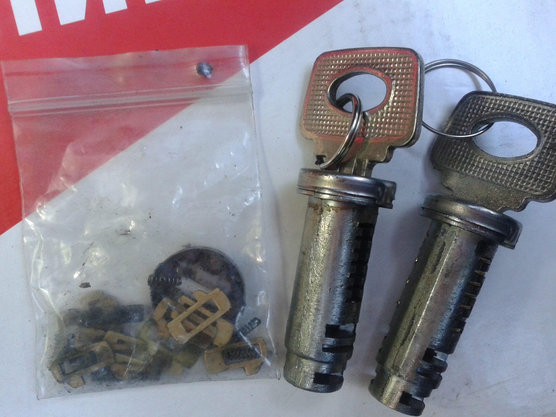 один ключ двери и зажигания. замок зажигания от ваз 2110. личинки под один ключ ваз 2115. личинка замка fiat albea. замок зажигания 4 клеммы.