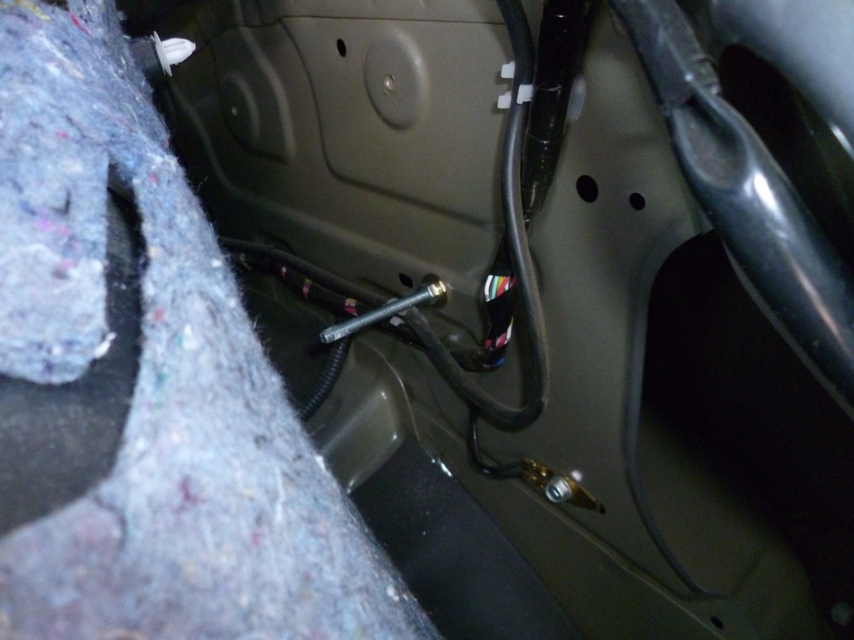 Крепление сабвуфера в крыле — Mitsubishi ASX, 1,6 л, 2013 года ...