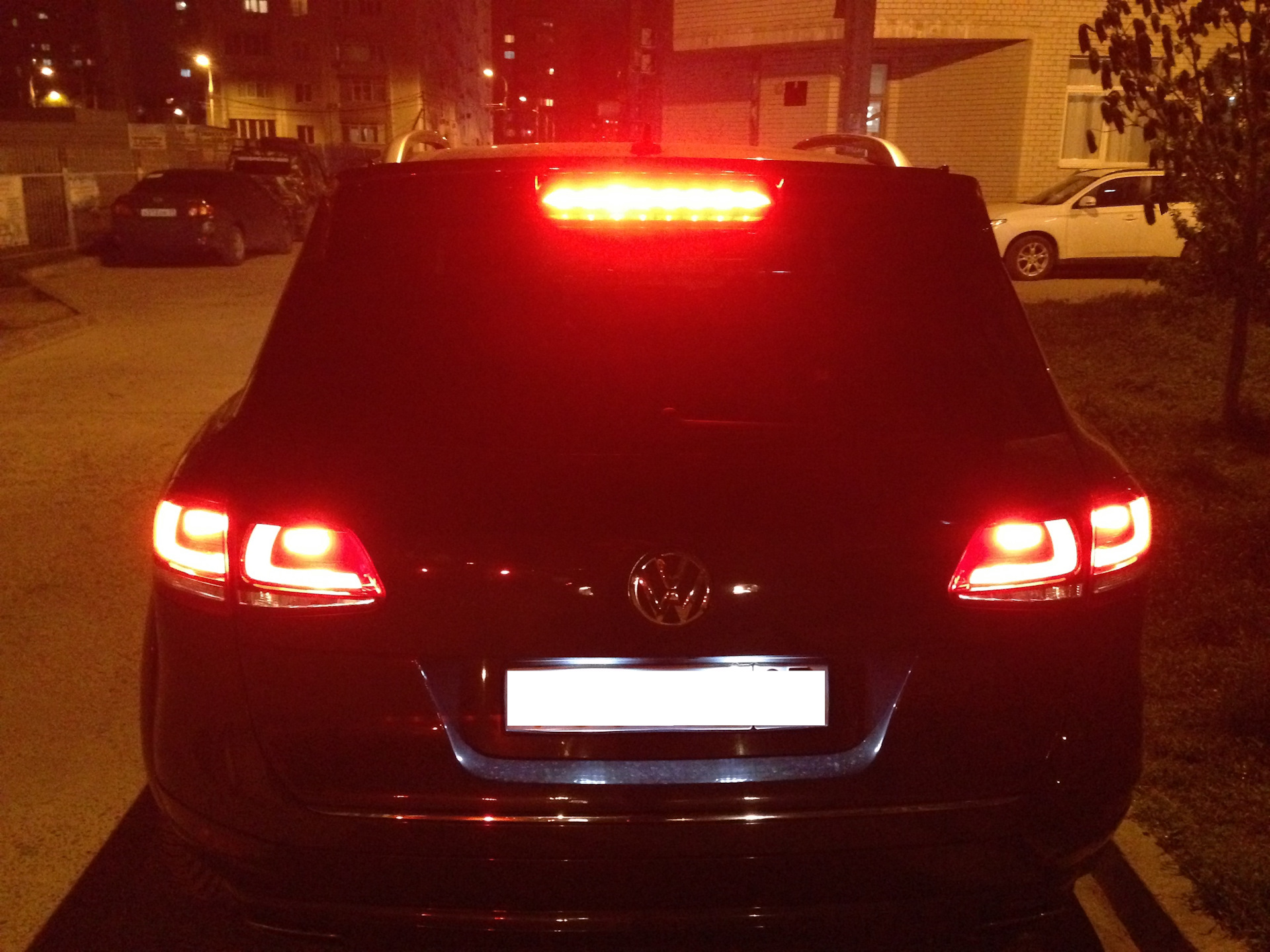 Стоп сигнал vw touareg. Стоп сигнал туарег 2008. Стоп сигнал туарег 2008. Замена стоп сигнала туарег нф. Заглушка стоп фонарей таурег.