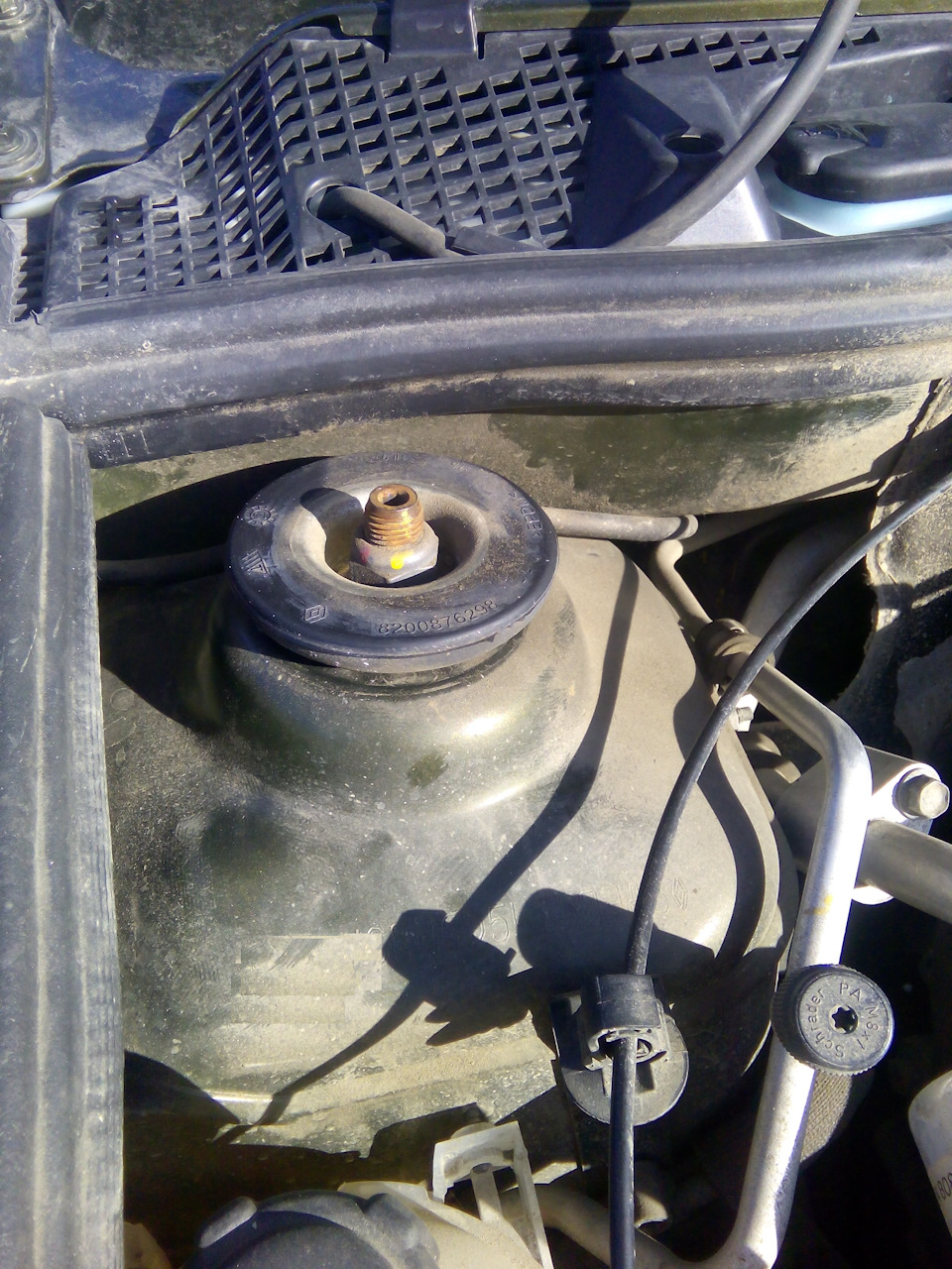Левая опора — Renault Duster (1G). Запчасти на фото: 8200876298