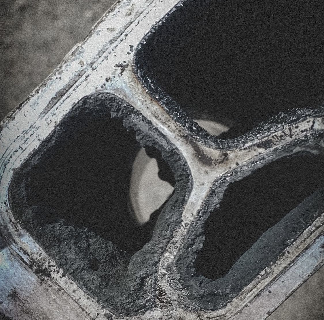 Сажа и масло во впускном коллекторе. — Audi A6 Avant (C5), 2,5 л, 2004 ...