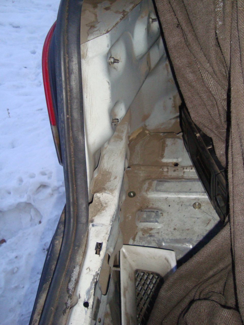 задний фартук — Mitsubishi Galant (8G), 1,8 л, 1996 года | запчасти ...