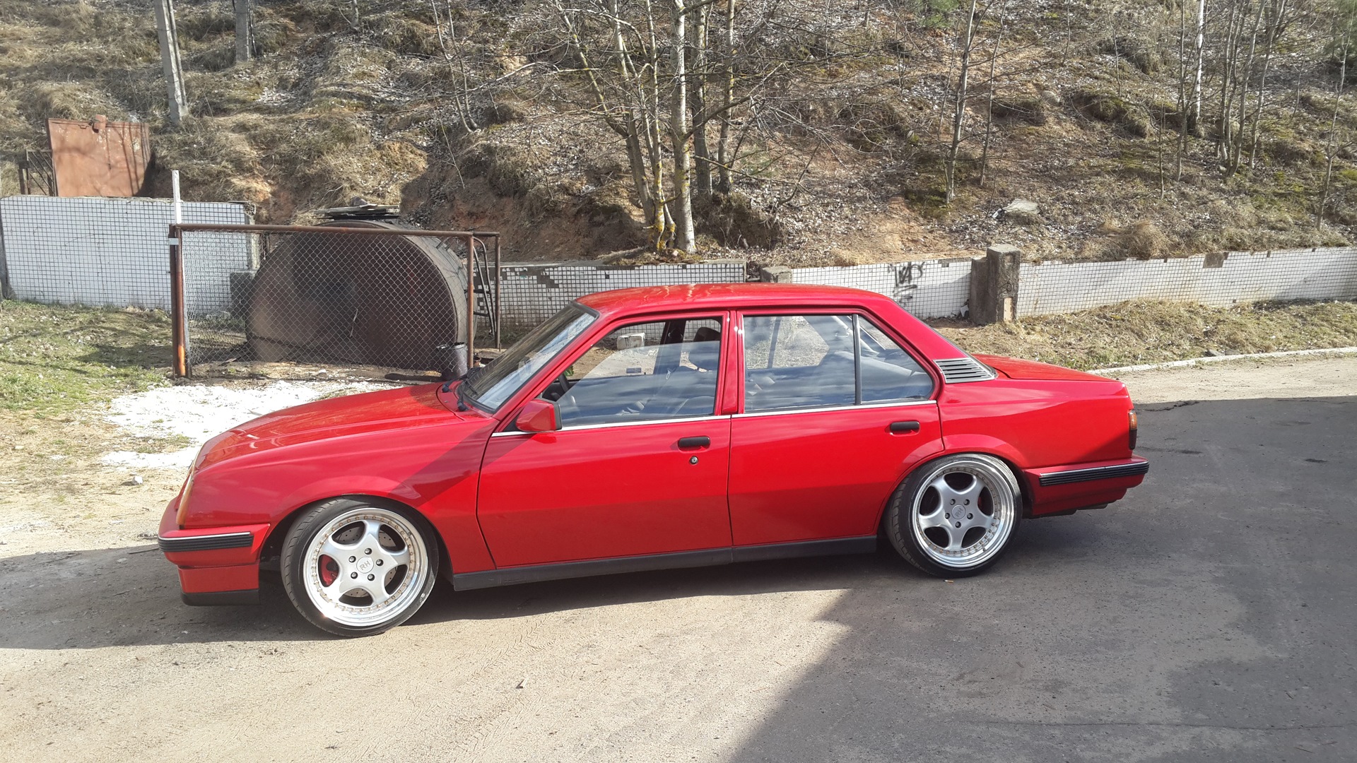 Окончательный вид. Opel Ascona 1986 stance. Opel Ascona 1988 stance. Опель Аскона 1988 тюнинг. Opel Ascona 20 диски.