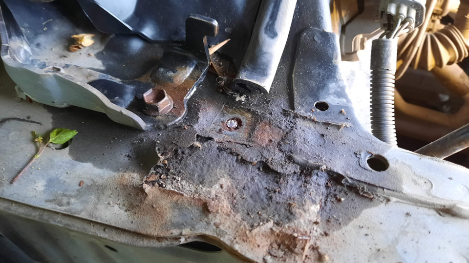 Под петлей капота — Toyota Land Cruiser 100