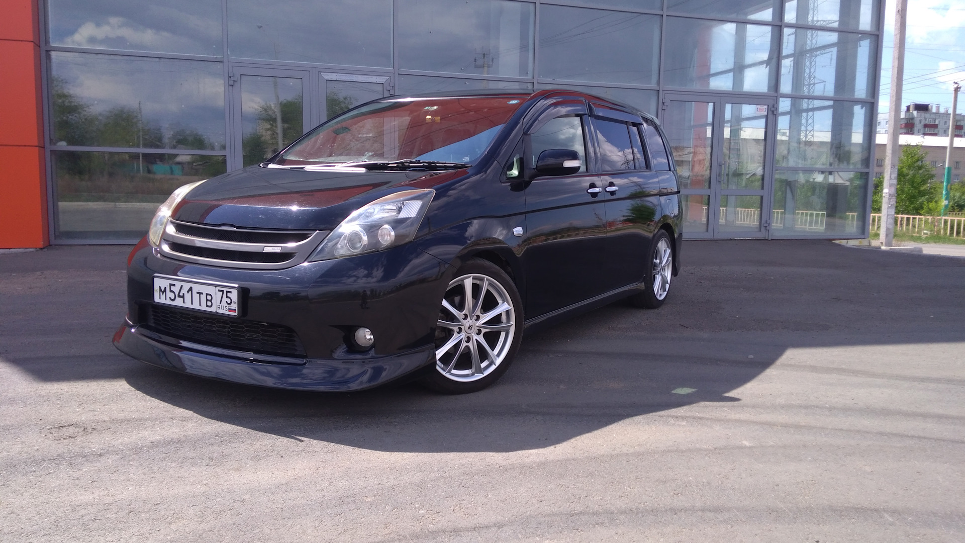 Toyota Isis 1.8 бензиновый 2009 | PLATANA V-SELECTION на DRIVE2