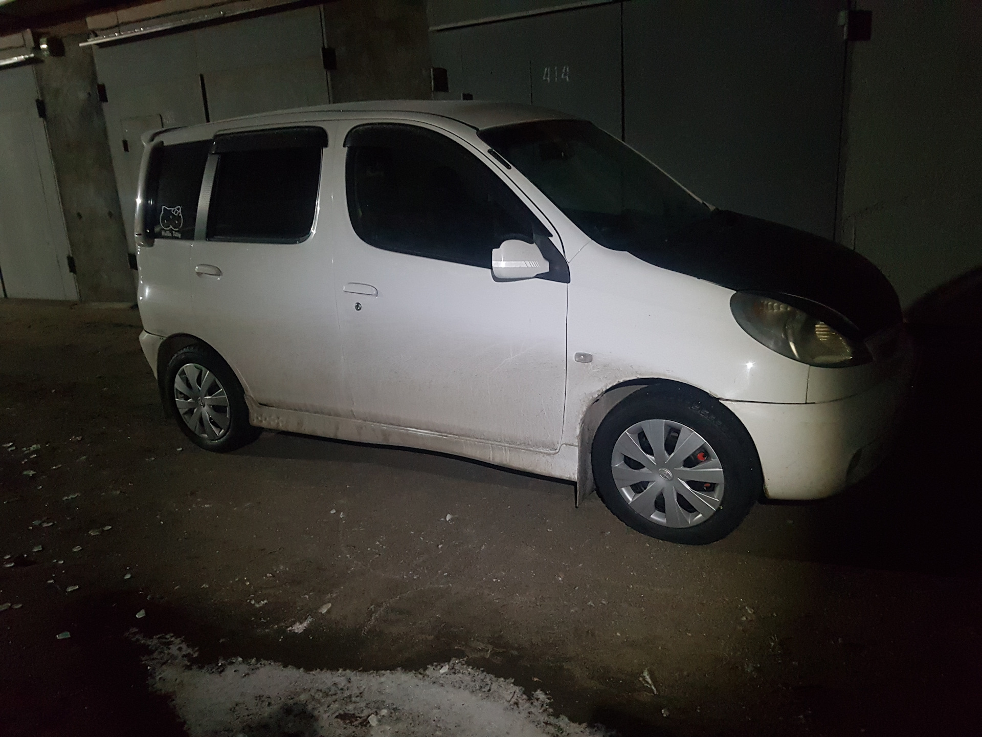 Toyota Funcargo Hertz drive2