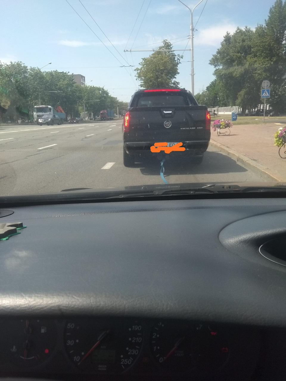 На хвосте у черного Кадиллака — Citroen C5 (1G)