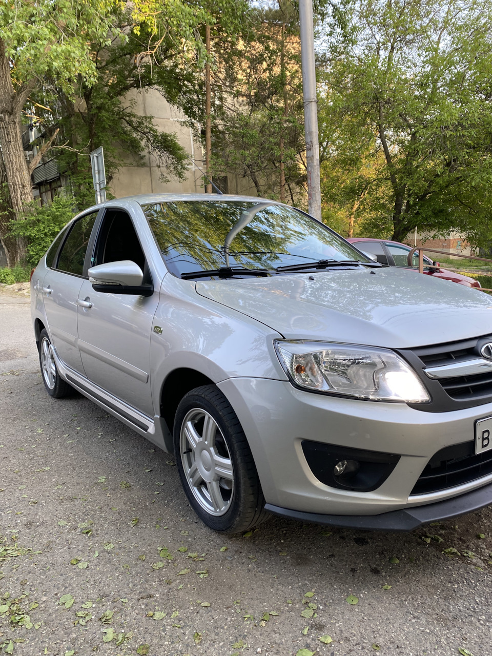 Пороги, наклейка и вроде бы всё 🤔 — Lada Гранта лифтбек, 1,6 л, 2018 года  | тюнинг | DRIVE2