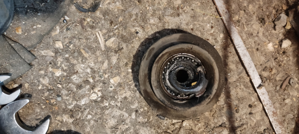 Замена подшипника опоры стойки. — Lada Ларгус, 1,6 л, 2013 года ...