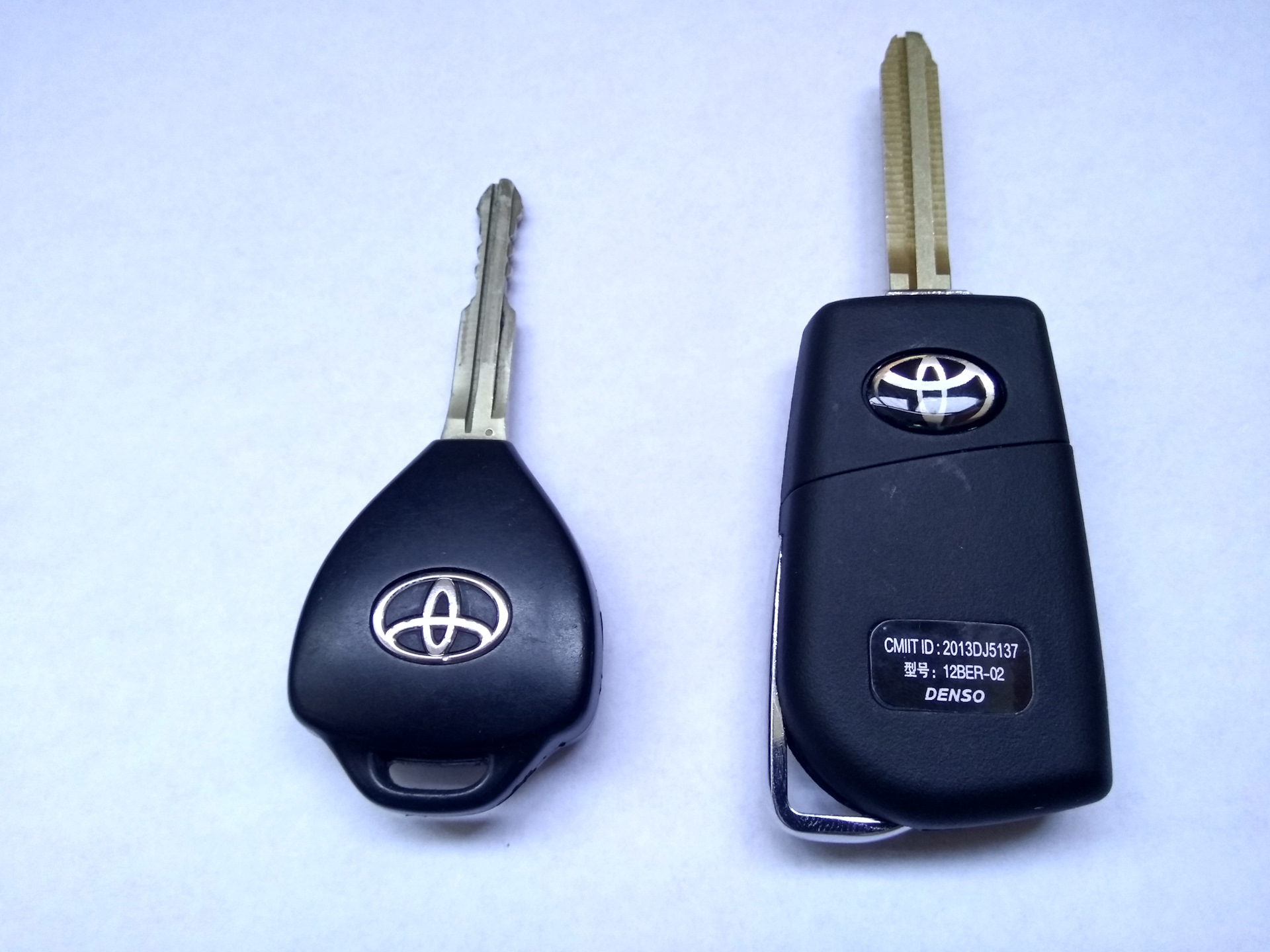 Ключ тойота рав. Тойота 40 выкидной ключ. Toyota Camry 40 ключ. Ключ Тойота Авенсис 2006. Выкидной ключ для Тойота Авенсис.