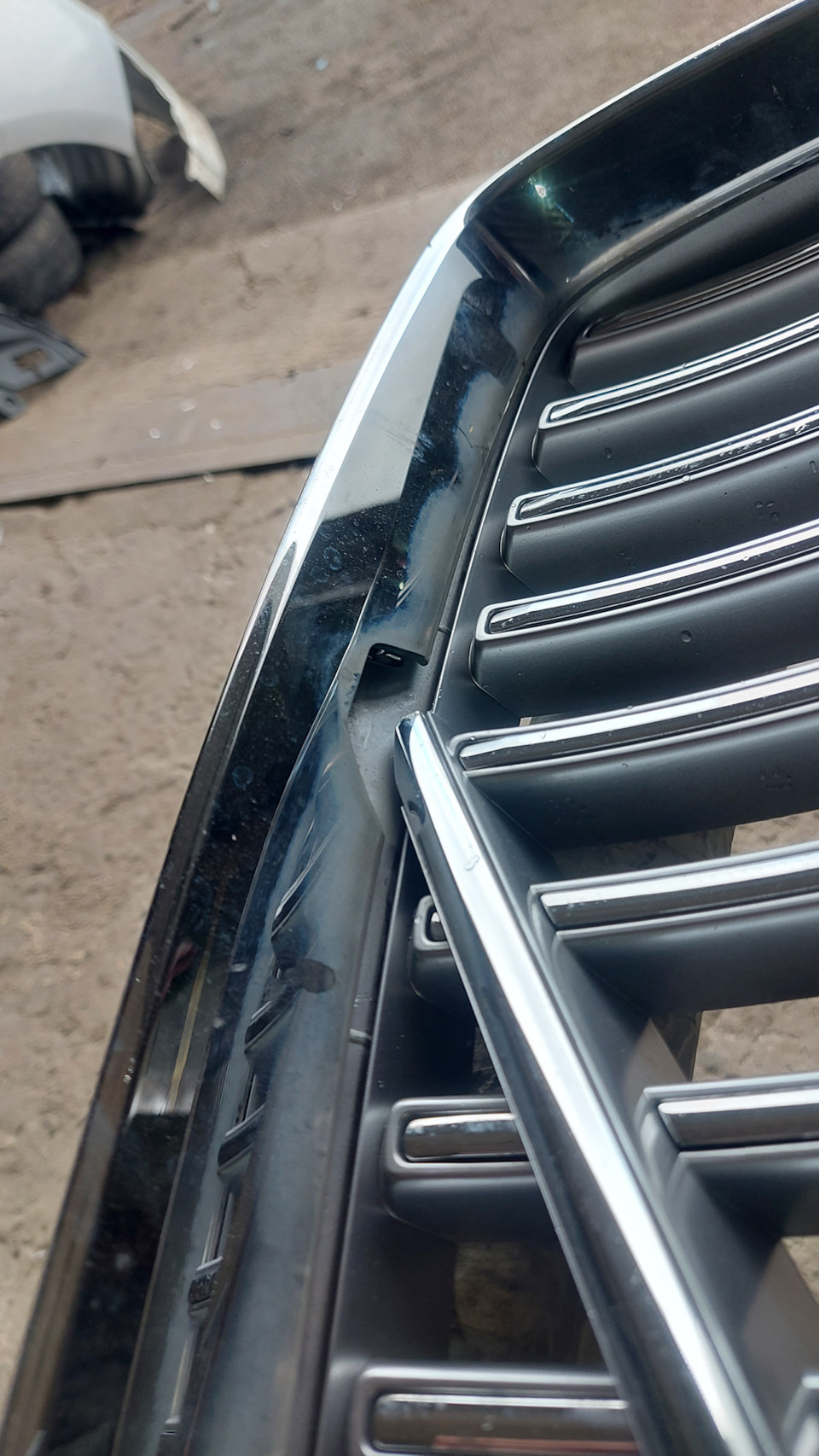 вот такой вырез на дорестайлинговой решетке — Volvo XC90 (2G)