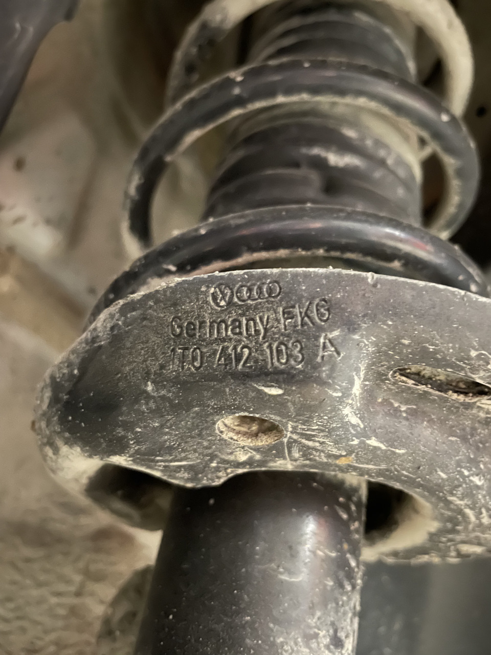 Замена передних стоек — Volkswagen Passat Variant (B8), 1,4 л, 2015 ...