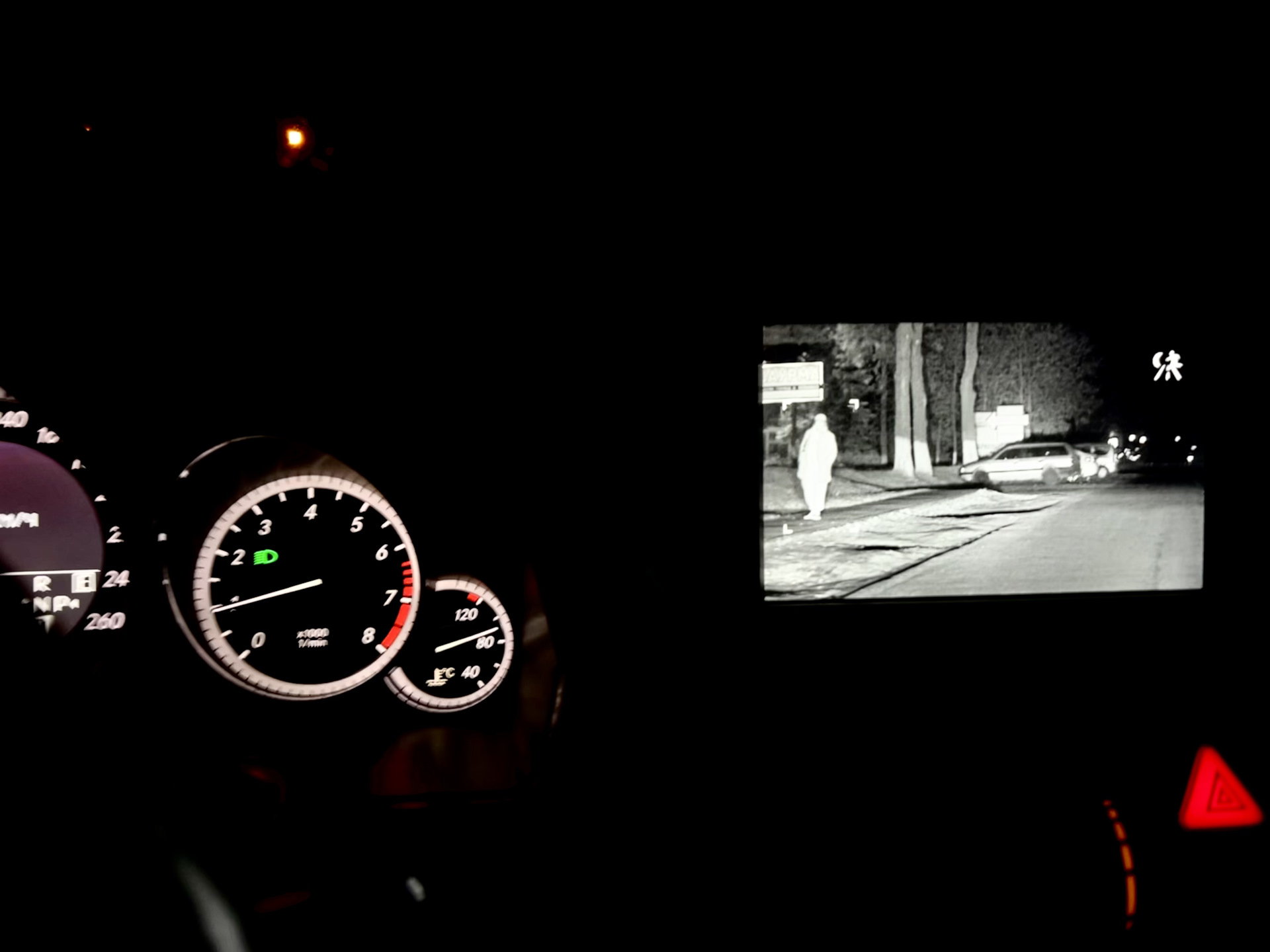 Ночное видение мерседес. Пежо 2008 система ночного видения. Mercedes 221 ночное видение. За рулём мерседес w212 ночь зима. Ночное видение мерседес с216.