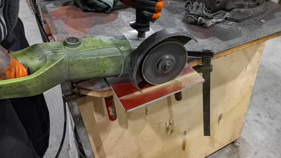 Отрезал необходимый размер с помощью болгарки. — Mitsubishi Pajero (1G)