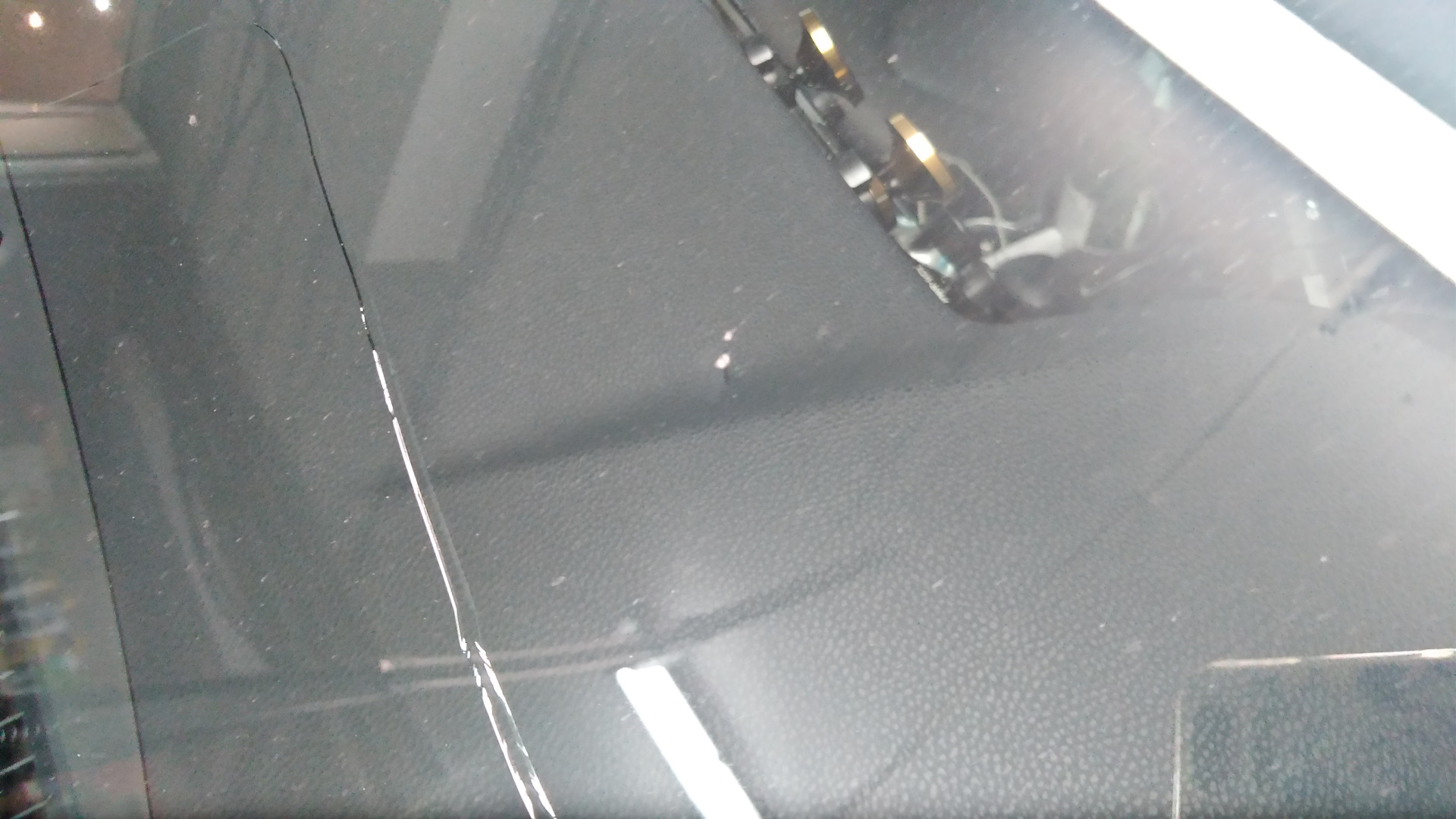 Трещина на лобовом стекле учет. Трещины на лобовом от печки. Причины трещины лобовое стекло МАЗ 5340. Лобовое стекло Тойота Камри 2005 г компанией и заводские. Разбитое стекло на Камри 3 2012 года.