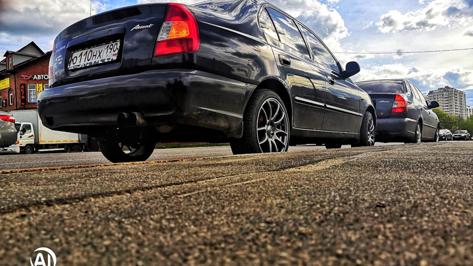 Hyundai Accent black in white
