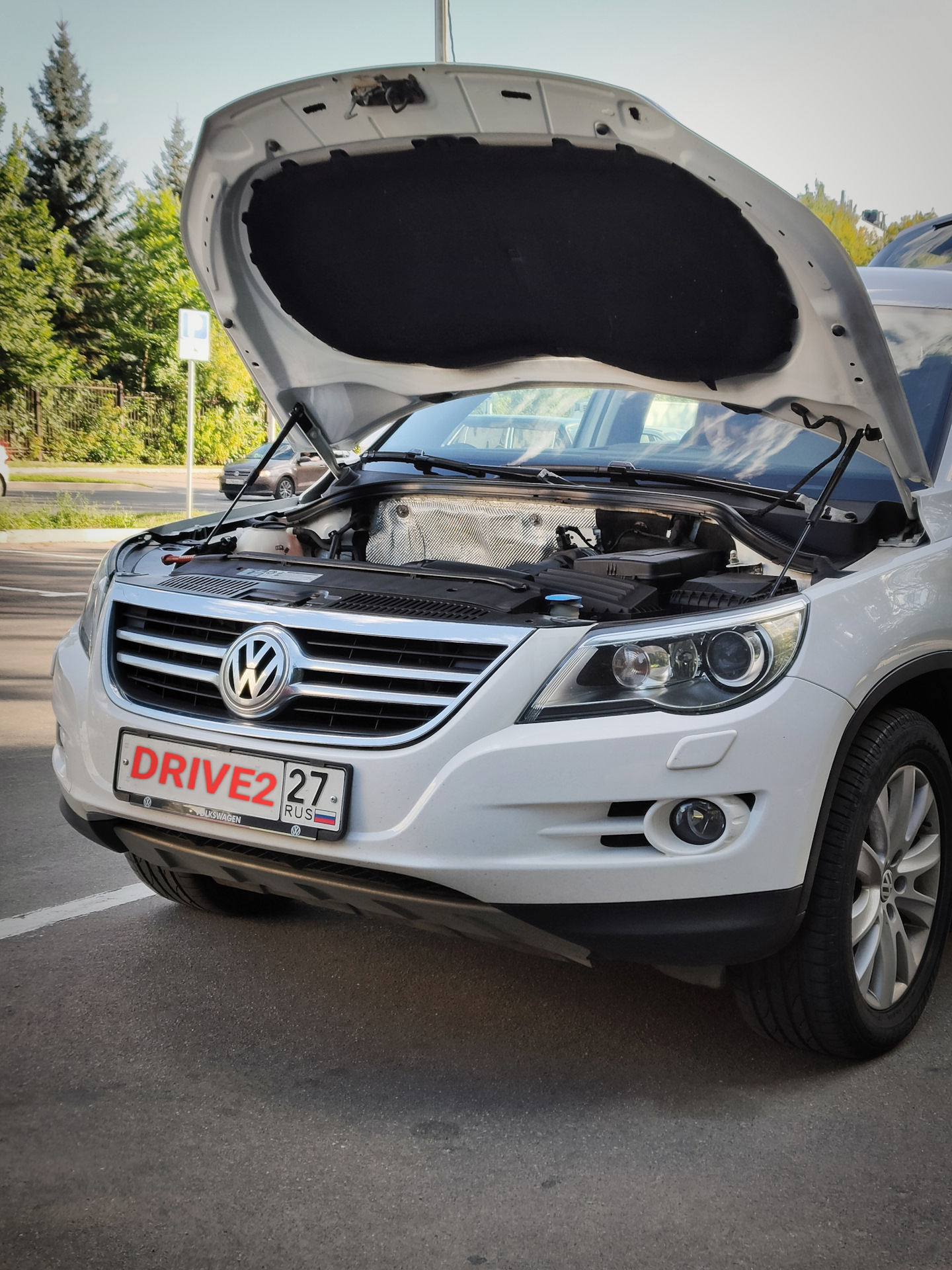 Амортизаторы капота — Volkswagen Tiguan (1G), 2 л, 2010 года | своими ...