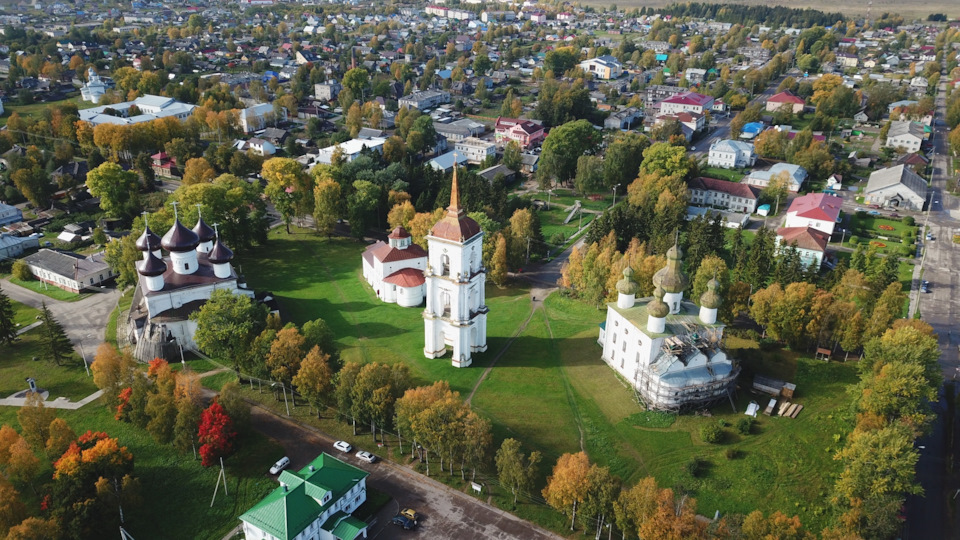 Каргопольский церковный ансамбль на Соборной площади. — Jeep Cherokee (KL)