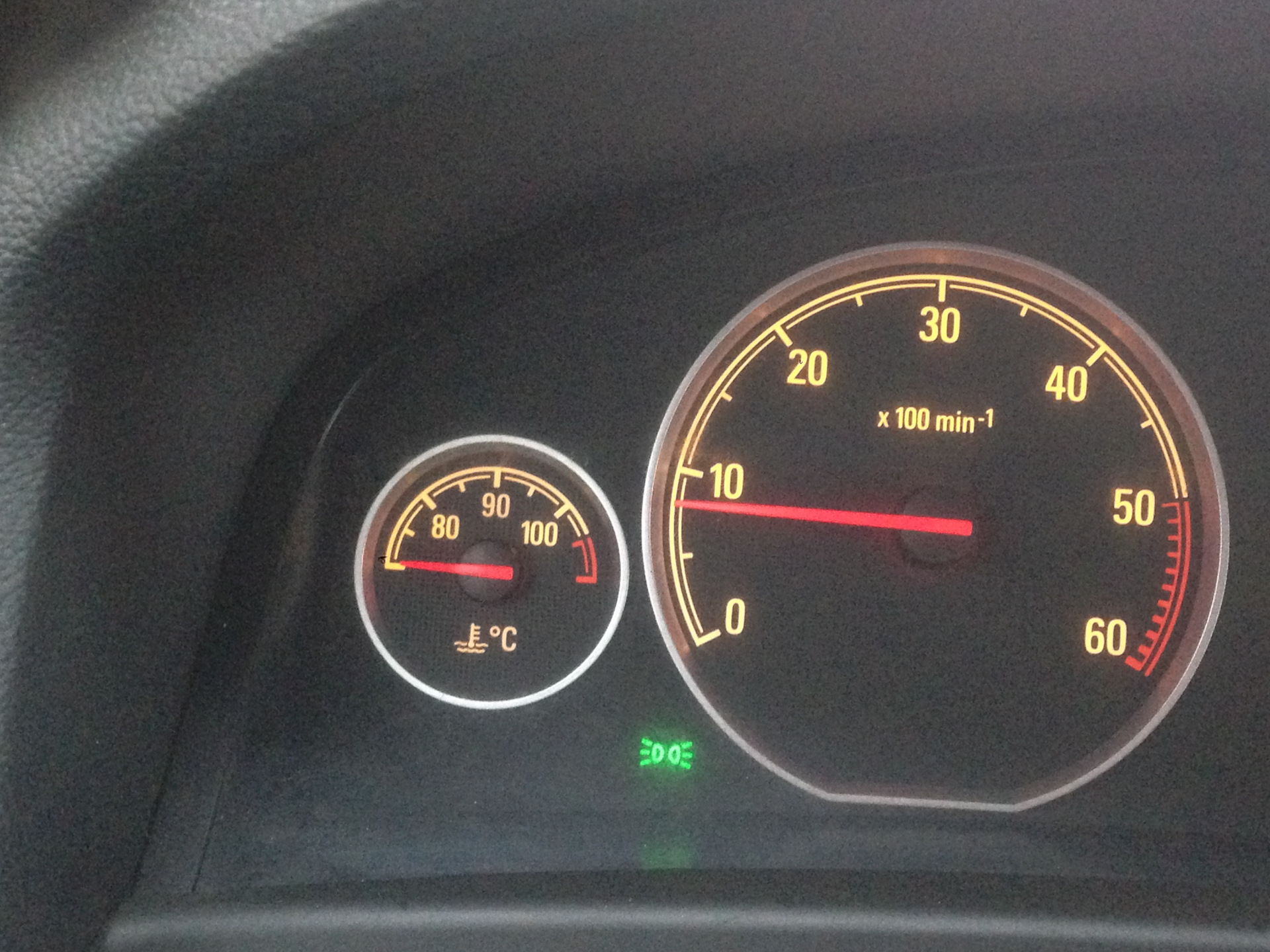 Стрелка температуры двигателя не поднимается. Индикатор температуры Опель Вектра с. Стрелка указателя температуры на прогретую Opel Astra g. Стрелка датчика топлива в приборке Опель Аскона. Опель Вектра с 1.8 падает стрелка температуры.