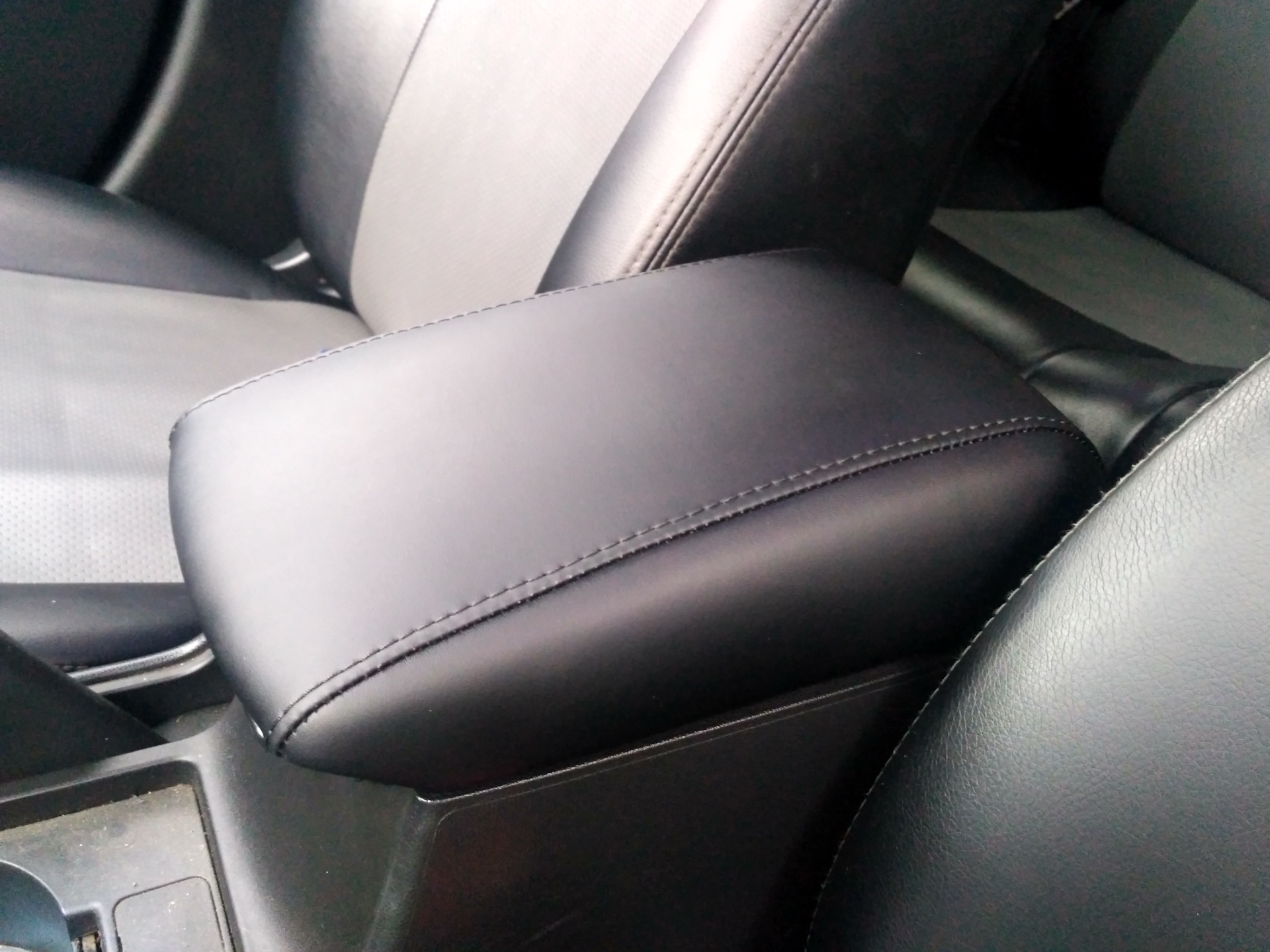 Как снять подлокотник мазда 3 Перешив подлокотника - Mazda 3 (1G) BK, 1,6 л, 2006 года своими руками DRIVE2