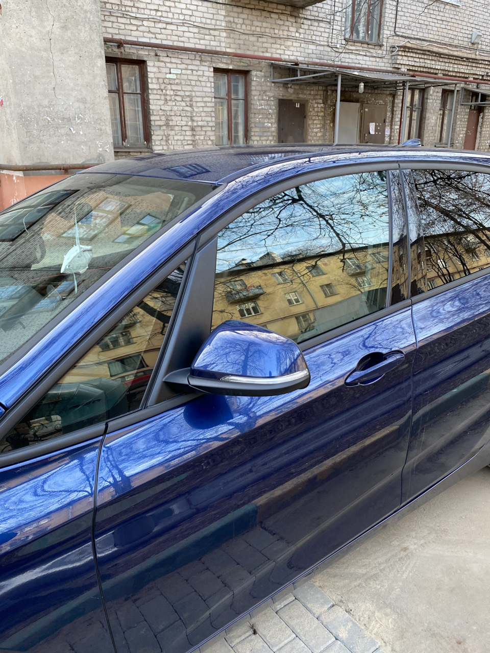 Попробовал передать эффект зеркальности от атермалки, хорошо видна разница с лобовым стеклом) — BMW 2 series Active Tourer (F45)