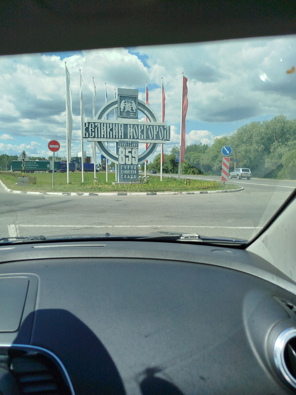 Дороги в Новгородской области мне понравились, не идеальны, но вполне позволяют передвигаться с комфортом. Сам город, не смотря на приставку Великий оказался не очень большим. И в плане движения не таким сложным, как я ожидал. — Renault Kaptur (2020)