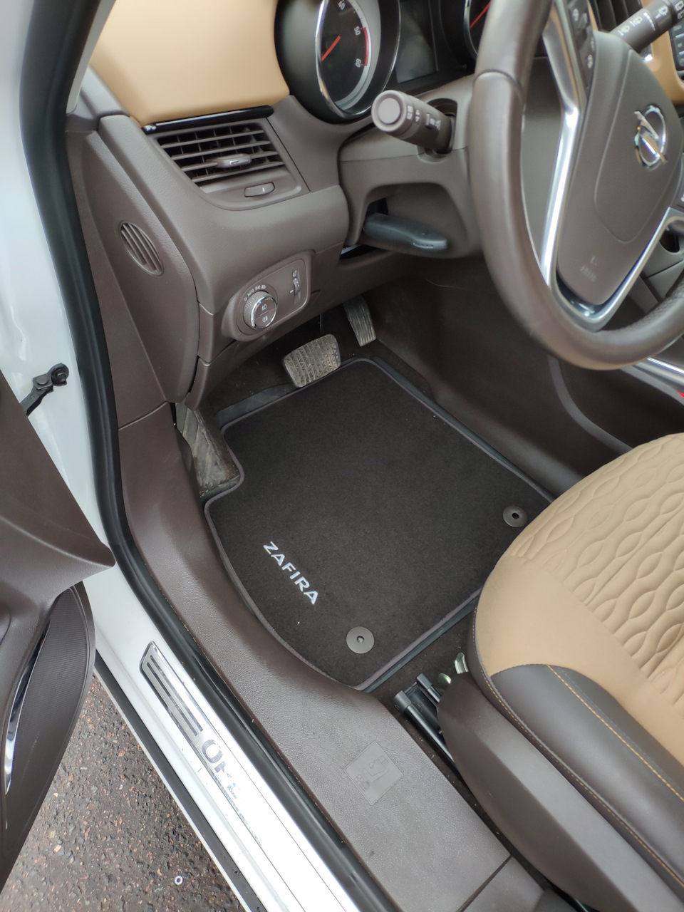 Велюровые ковры в салон цвета какао. — Opel Zafira Tourer, 2 л, 2013 ...