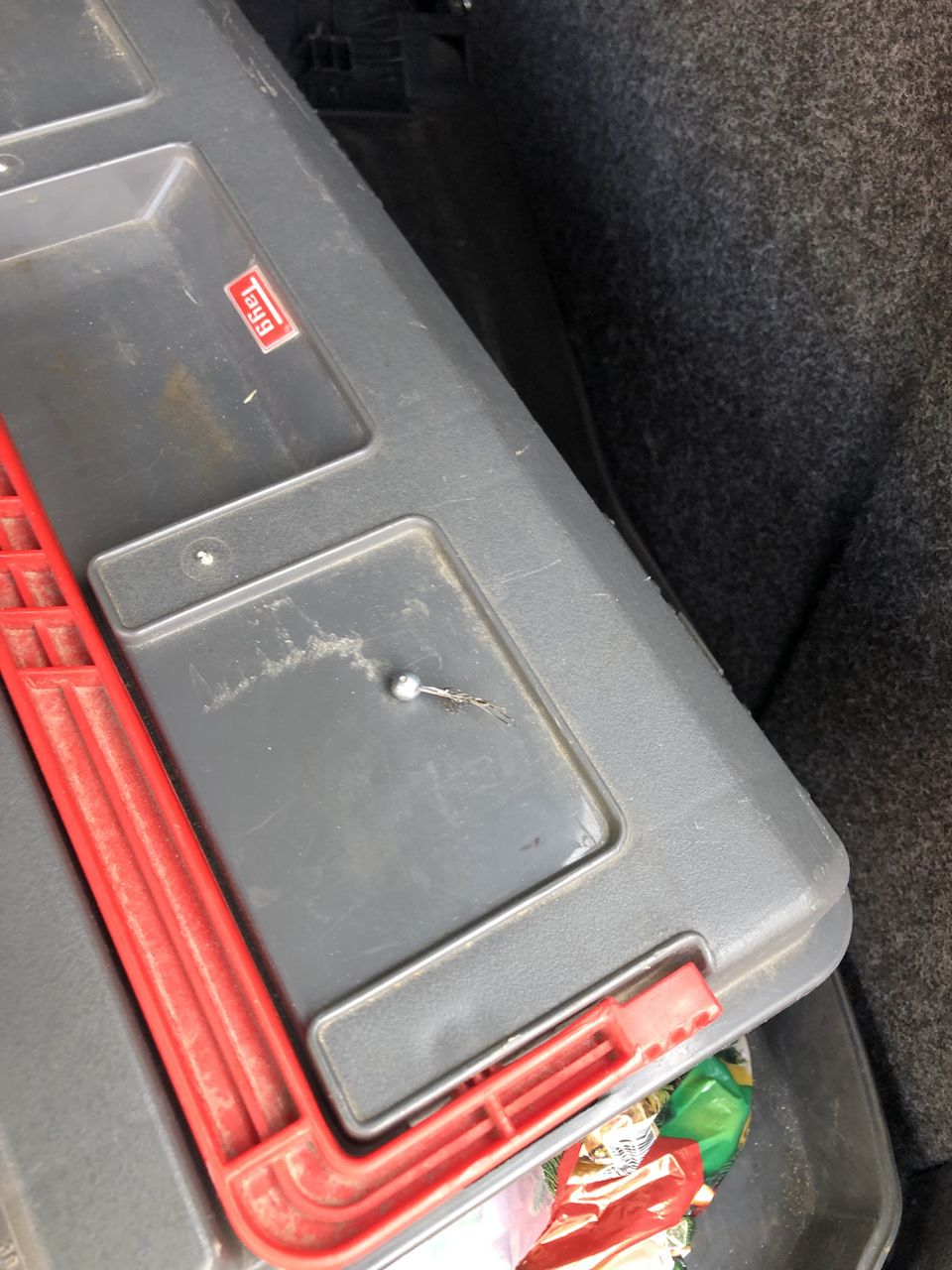 Оборвался тросик капота — Volkswagen Tiguan (1G), 2 л, 2011 года ...