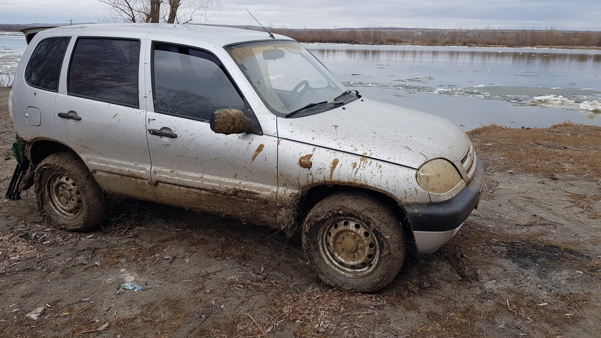 Нива 2123 по грязи в стоке