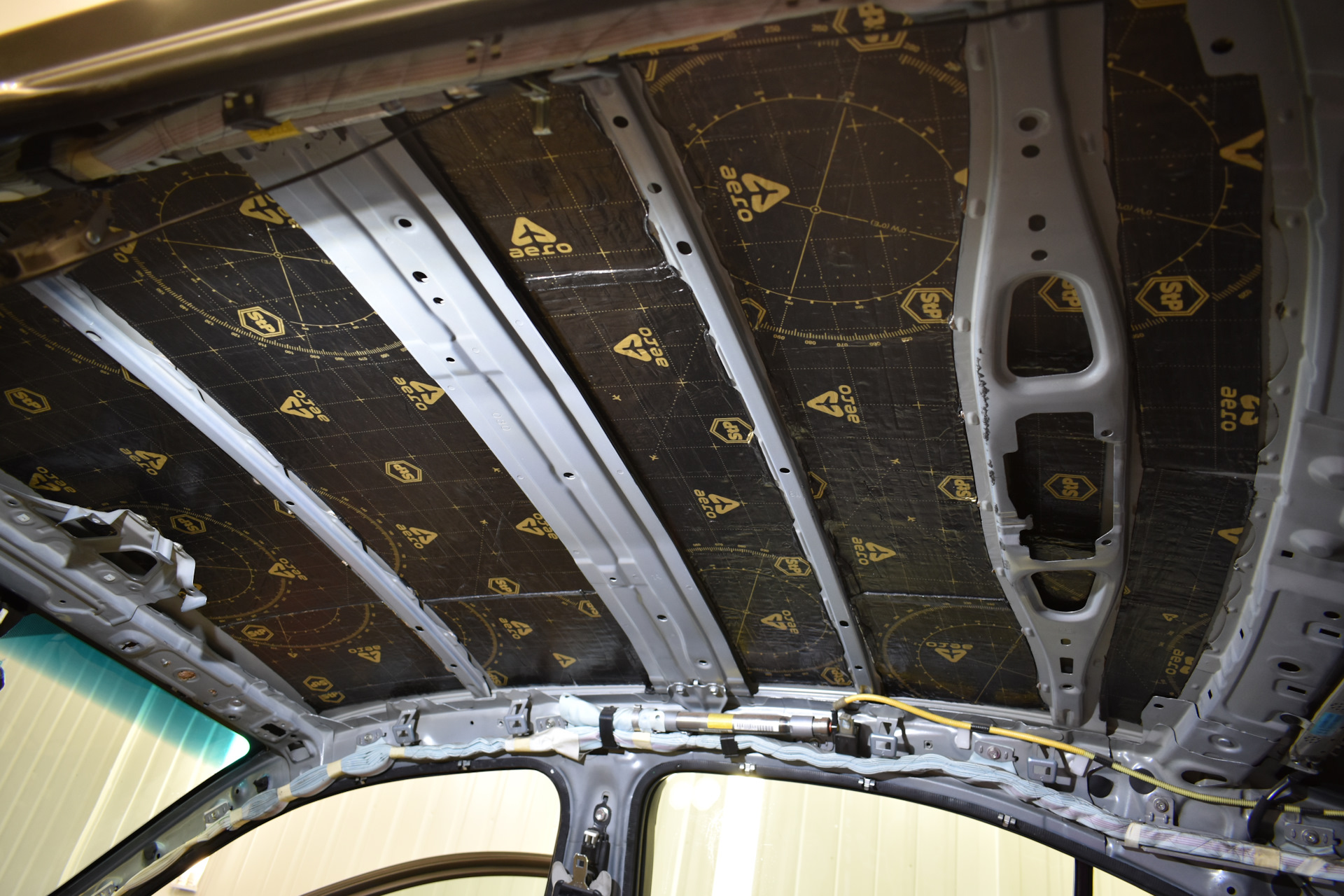 Шумоизоляция авто. Шумоизоляция автомобильная битумная. Шумоизоляция гниет ли. Ржавчина под шумоизоляцией. Шумоизоляция гниет ли.