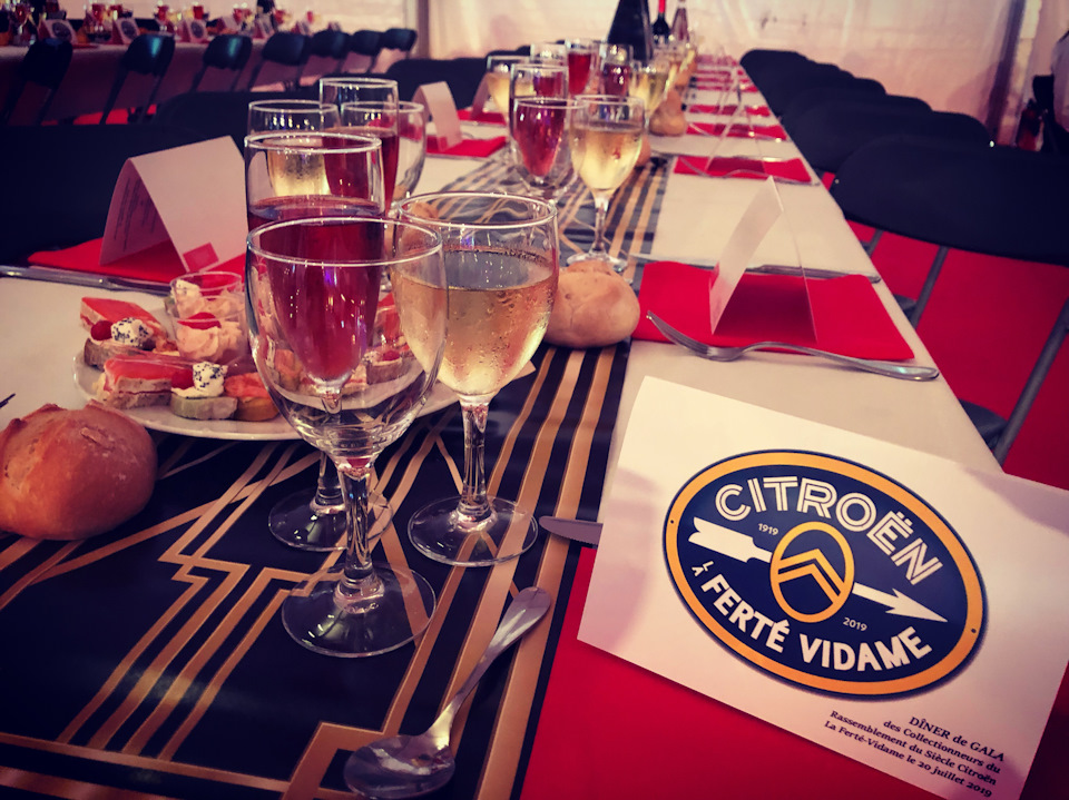 Праздничный стол. Голодным остаться было сложно. — Citroen C4 (2G)