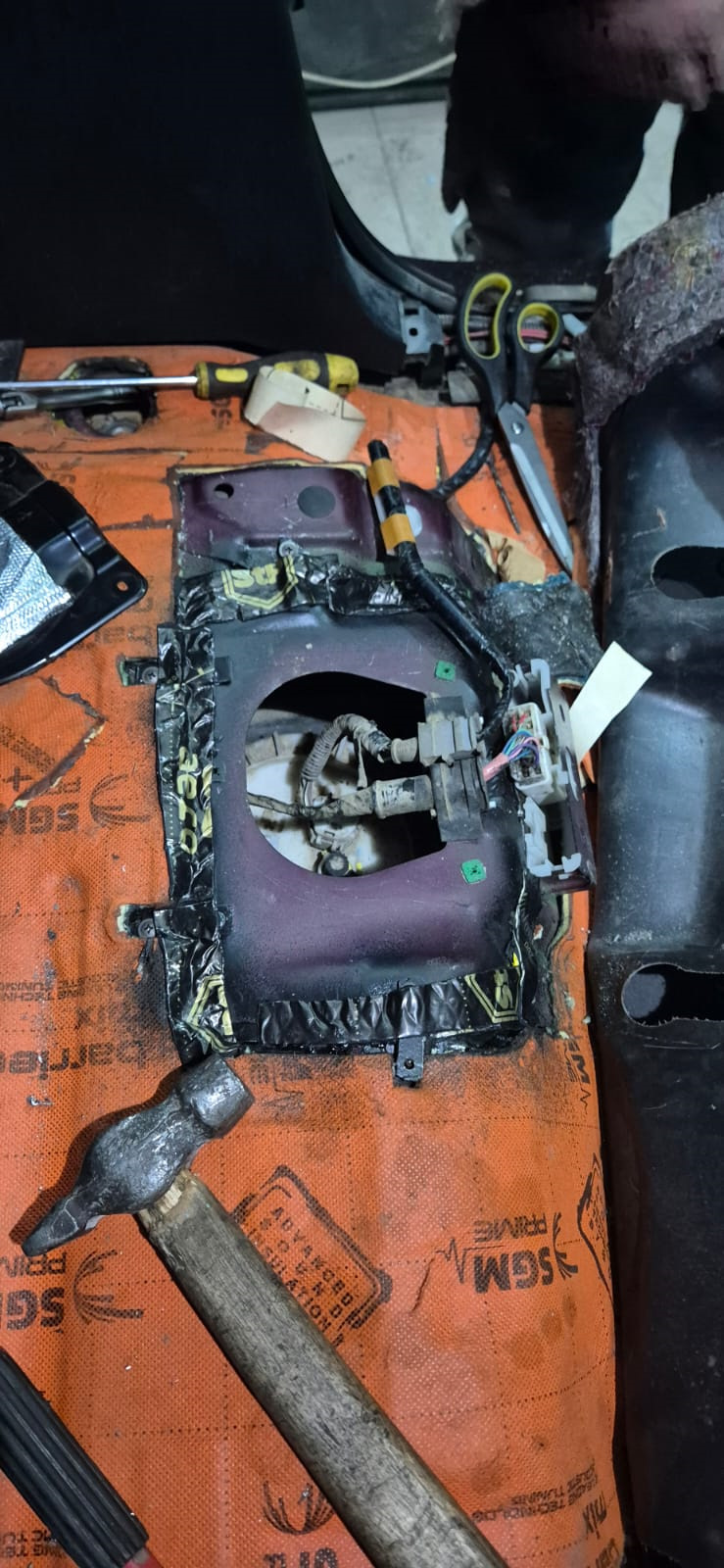 Возвращаем крышку на место, крепили на саморезы, а мелкие щели проклеили шумкой. — Toyota FJ Cruiser