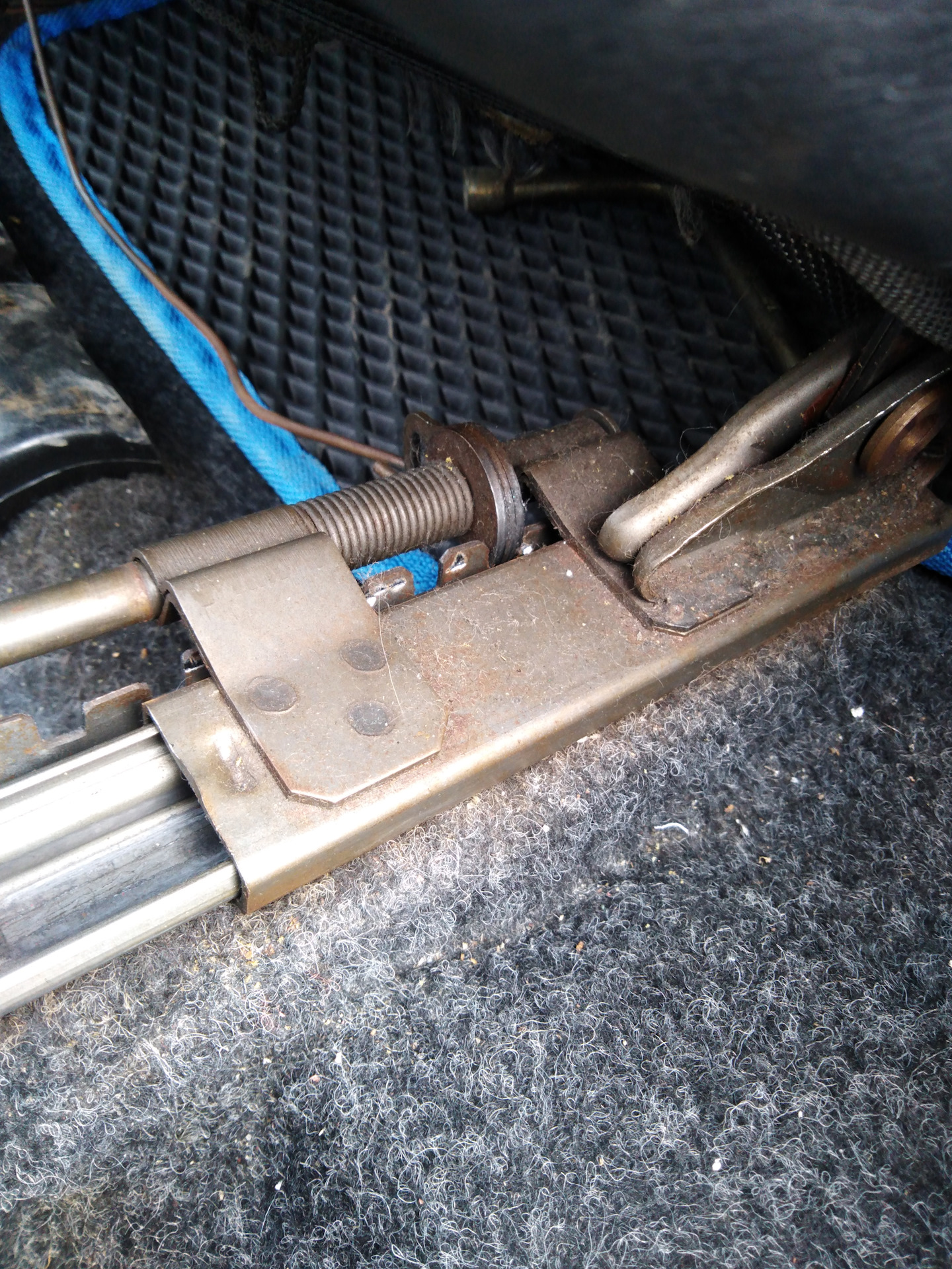 Крепления сидений ваз 2115. Ваз 2115 торсионы передних сидений. Крепление сиденья ваз 2115. Площадка для крепления сидений ваз 2115. Крепление переднего сидения ваз 2114.