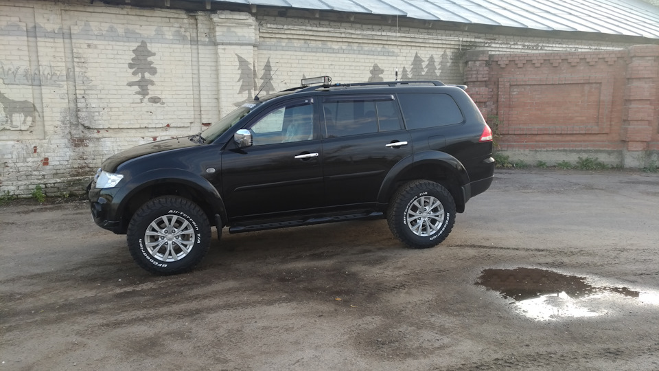Mitsubishi Pajero Sport черный металлик 3.0 V6