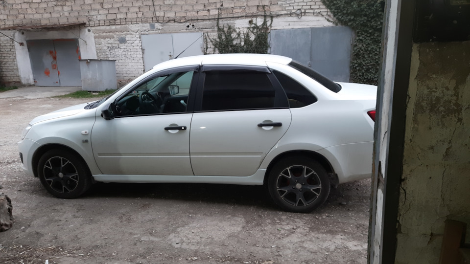 Пластиковые накладки на пороги — Lada Гранта (1G), 1,6 л, 2017 года ...