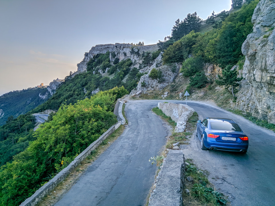 Дорога чертовски красивая и живописная, на каждом повороте хочется остановиться и сфотографироваться. — Audi A5 (1G)