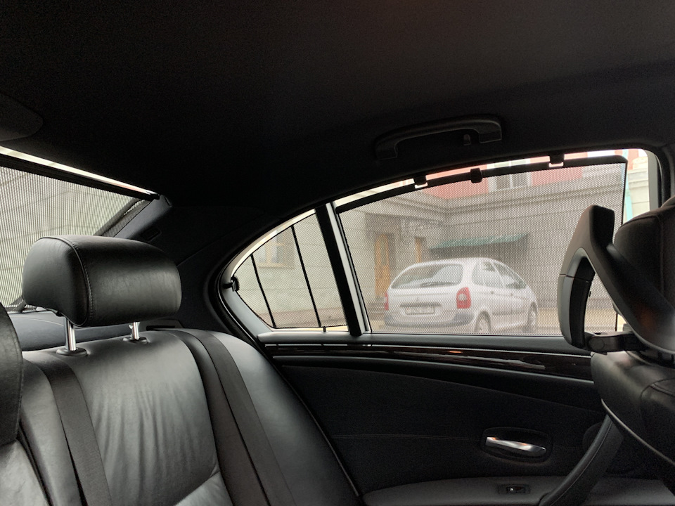 Шторки задние бмв. Электрошторка заднего окна BMW g30. Заднее окно машины изнутри. Вид из окна БМВ х5. BMW окна изнутри.