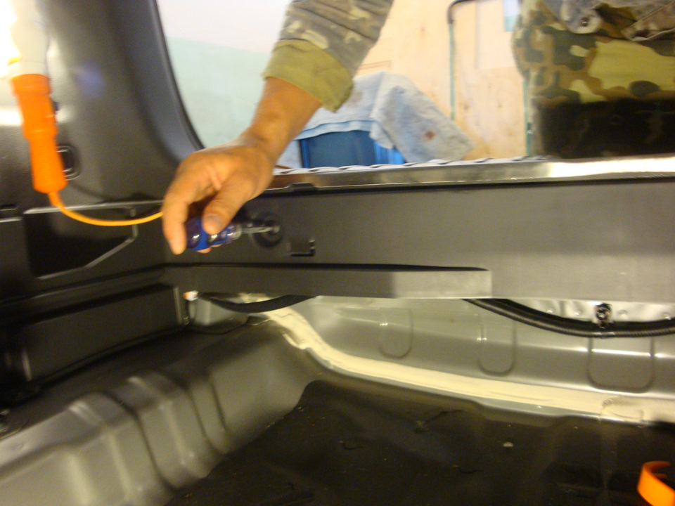 Для снятия порога багажника нужно выкрутить две пластиковые клипсы с внутренней стороны багажного отделения. — Hyundai Tucson (TL)