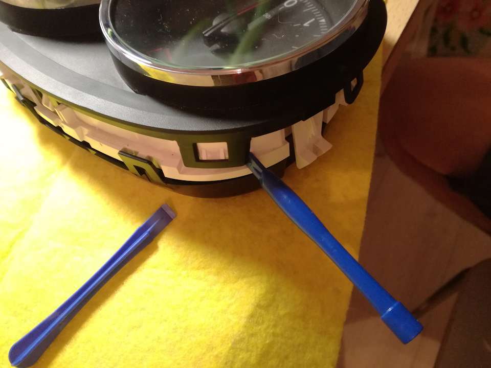 Погасла подсветка тахометра — Renault Fluence, 1,6 л, 2013 года ...